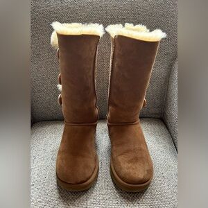 UGG Australia Classic Bailey Button Boots Chestnut Suede Sheepskin Woman’s 6